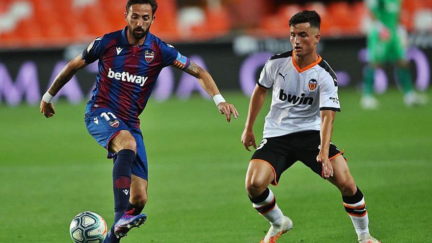 Hugo Guillamón aguanta la posición ante Morales, durante el Derbi.