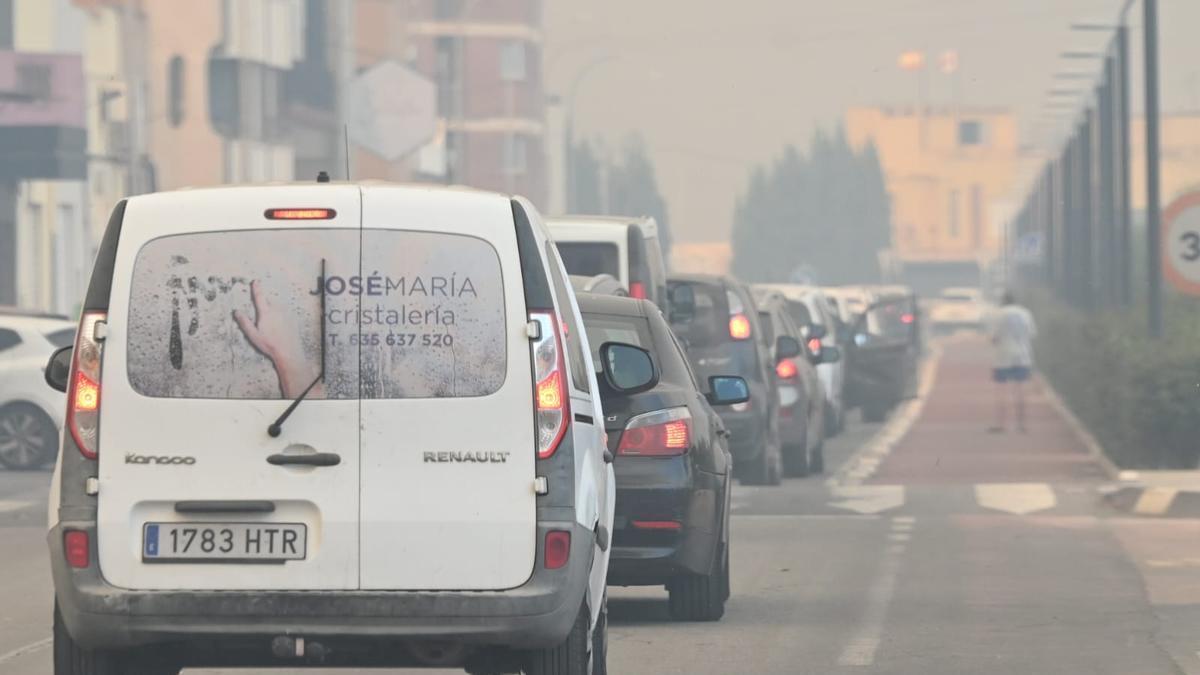 Coches abandonando la Vilavella por el incendio.