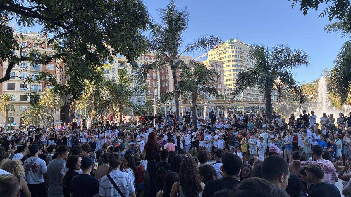 Batalla de 'farmear aura' en la Plaza de la Marina