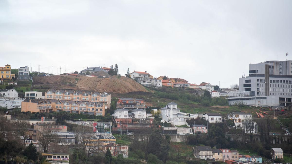 Parte del litoral de la ría de O Burgo, en A Coruña, con viviendas del núcleo de As Xubias.