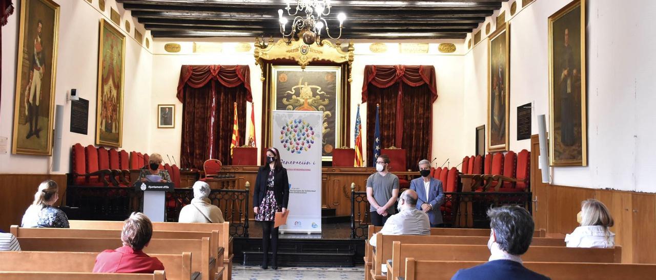 Lectura del manifiesto en el Ayuntamiento de Elche.