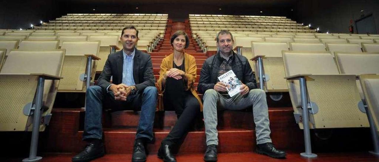 El director de Agadic, Jacobo Sutil, y la edil de Cultura, Sonia Outón, en la presentación de la temporada de teatro en 2017. // Iñaki Abella