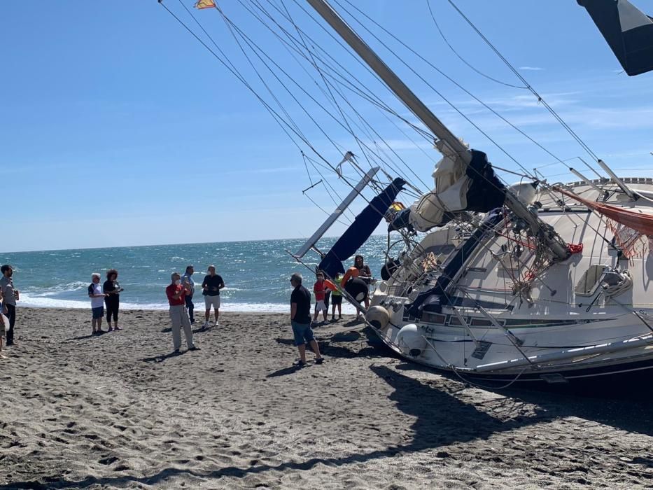 El velero Django quedaba varado en la playa de Benajarafe, el pasado viernes. A la espera de ser remolcado, el barco se ha convertido en una atracción para paseantes y bañistas, que fotografían la peculiar estampa.