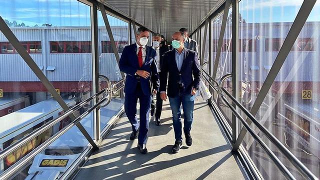 Roberto Tojeiro y David Regades durante su vista de ayer a la sede de Gadisa.   | // L.O.
