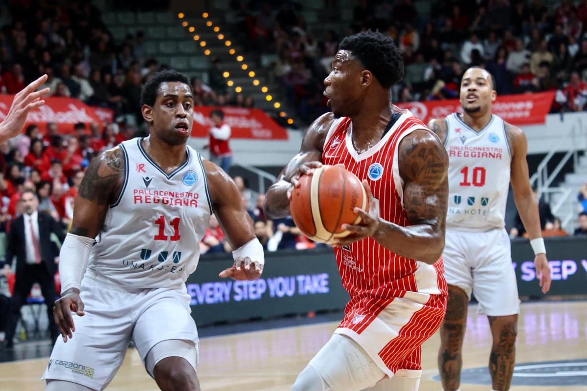 Devontae Cacok, del UCAM Murcia, ante el visitante Williams frente al Pallacanestro Reggiana.