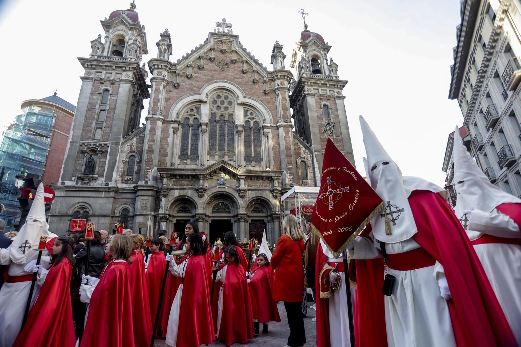 "Toda su vida fue maltratado y finalmente alguien miraba por él": las fotos de la procesión de Jesús Cautivo en Oviedo