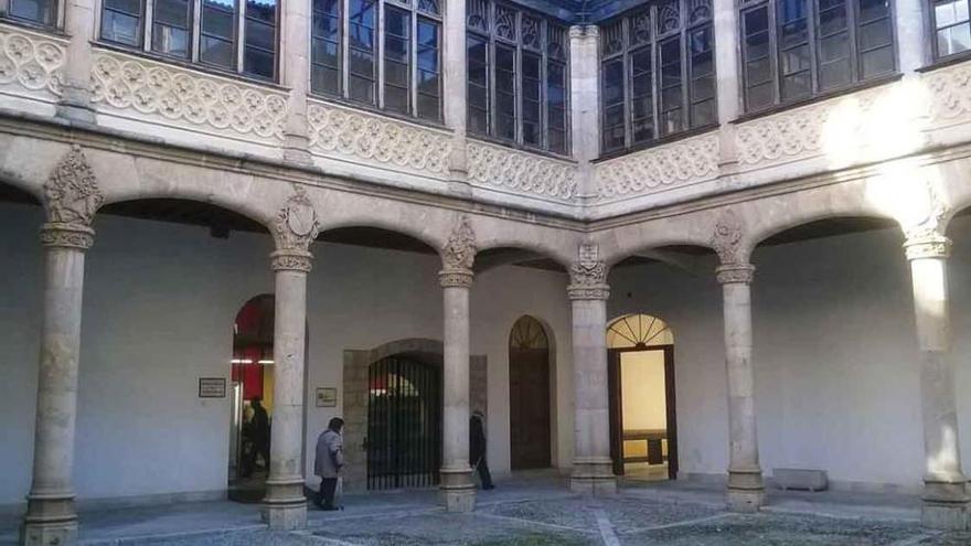 Usuarios acceden a distintos servicios ubicados en el palacio de los Condes de Requena. Foto