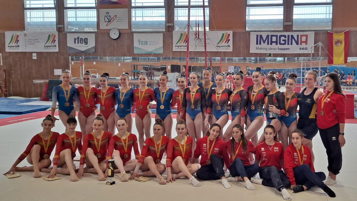 Las gimnastas de Rumanía, España y Suecia, ayer en el pabellón del CTEIB