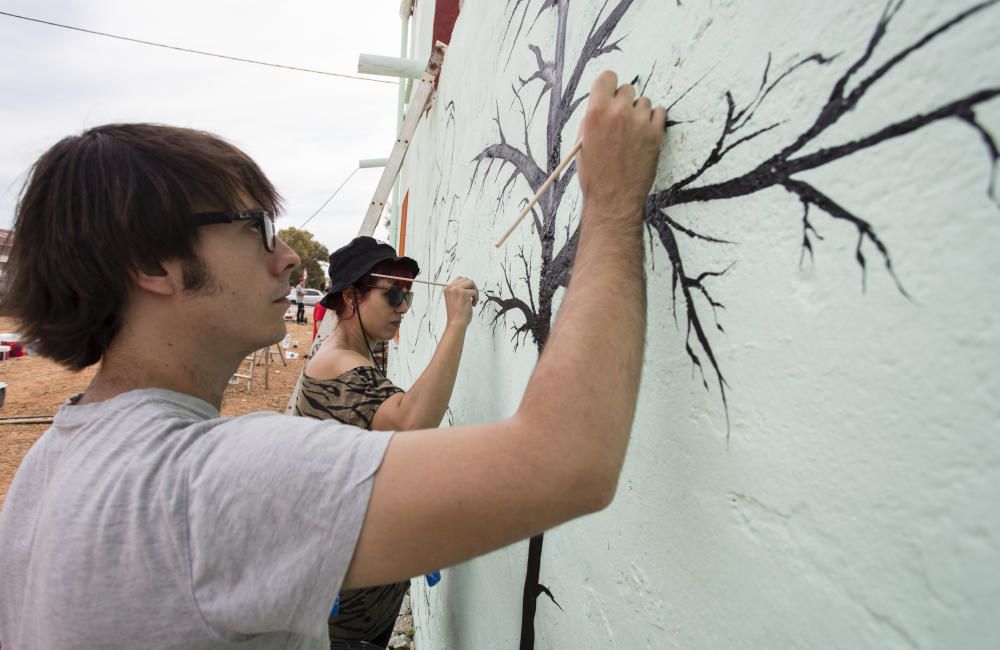 El arte urbano decora el grupo Lourdes