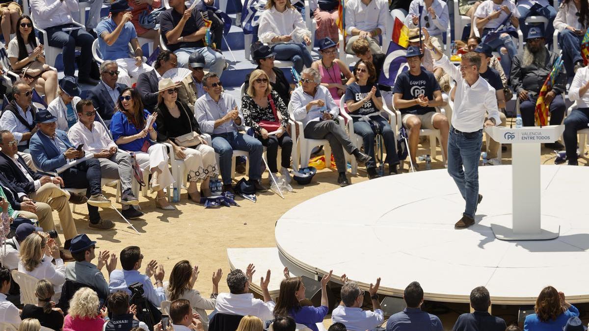 El presidente del PP, Alberto Núñez Feijóo, este domingo en el mitin central en Valencia, pocas horas antes de salir para Canarias. /