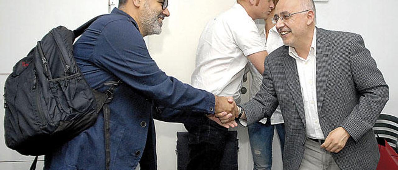 Juan Manuel Brito y Antonio Morales se estrechan la mano, en presencia de Alejandro Pérez, de Podemos.