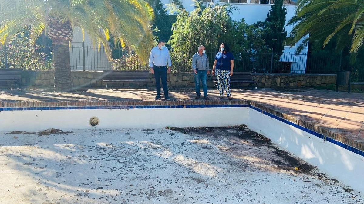 Los ediles del PSOE, junto a la fuente del jardín del Cortijo Miraflores.