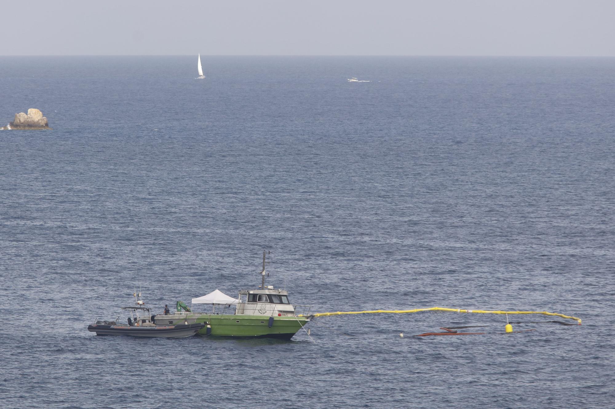 Labores de reflotamiento del yate hundido en Ibiza