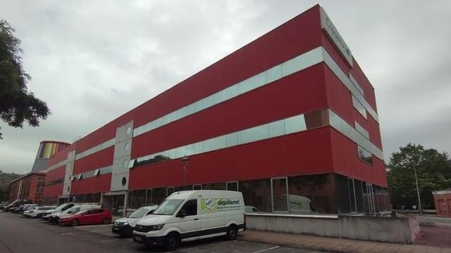 Instalaciones de Incuv@tic II, en la ciudad tecnológica de Valnalón, con el Museo de la Siderurgia al fondo. | M. Á. G.
