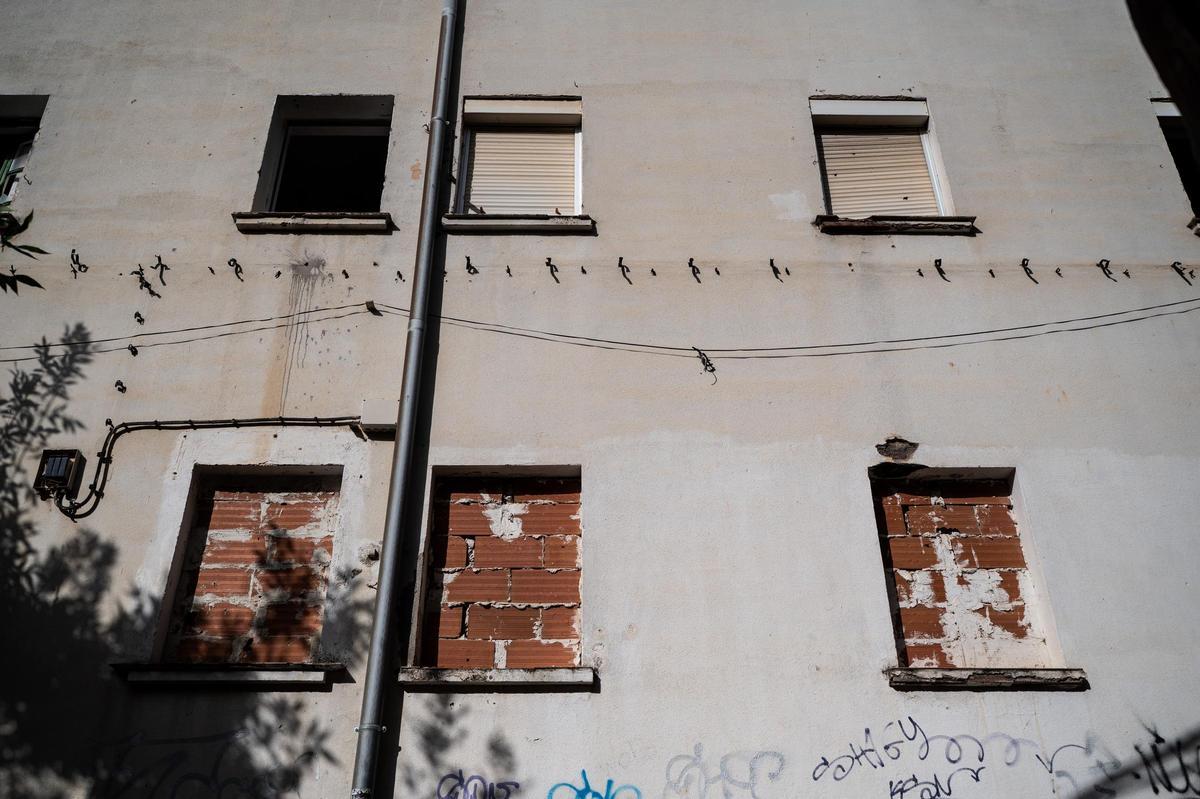 Fotogalería | Ventanas tapiadas, basura y accesos abiertos en las viviendas abandonadas en la avenida de Cervantes de Cáceres