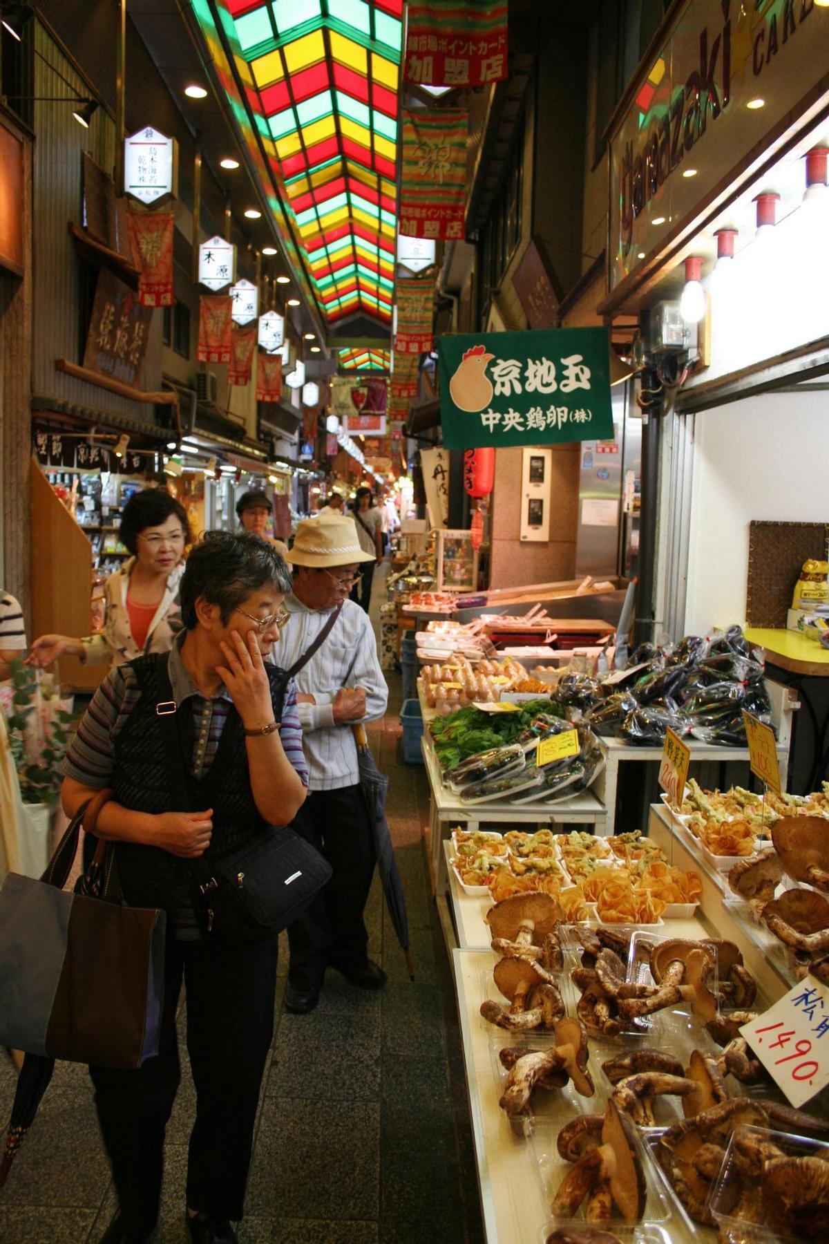 Imagen de archivo del mercado de Nishiki (Kioto)