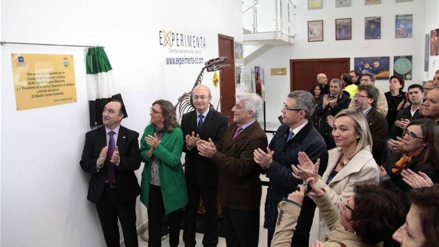 Cortés inaugura el Laboratorio de las Ciencias de Llerena