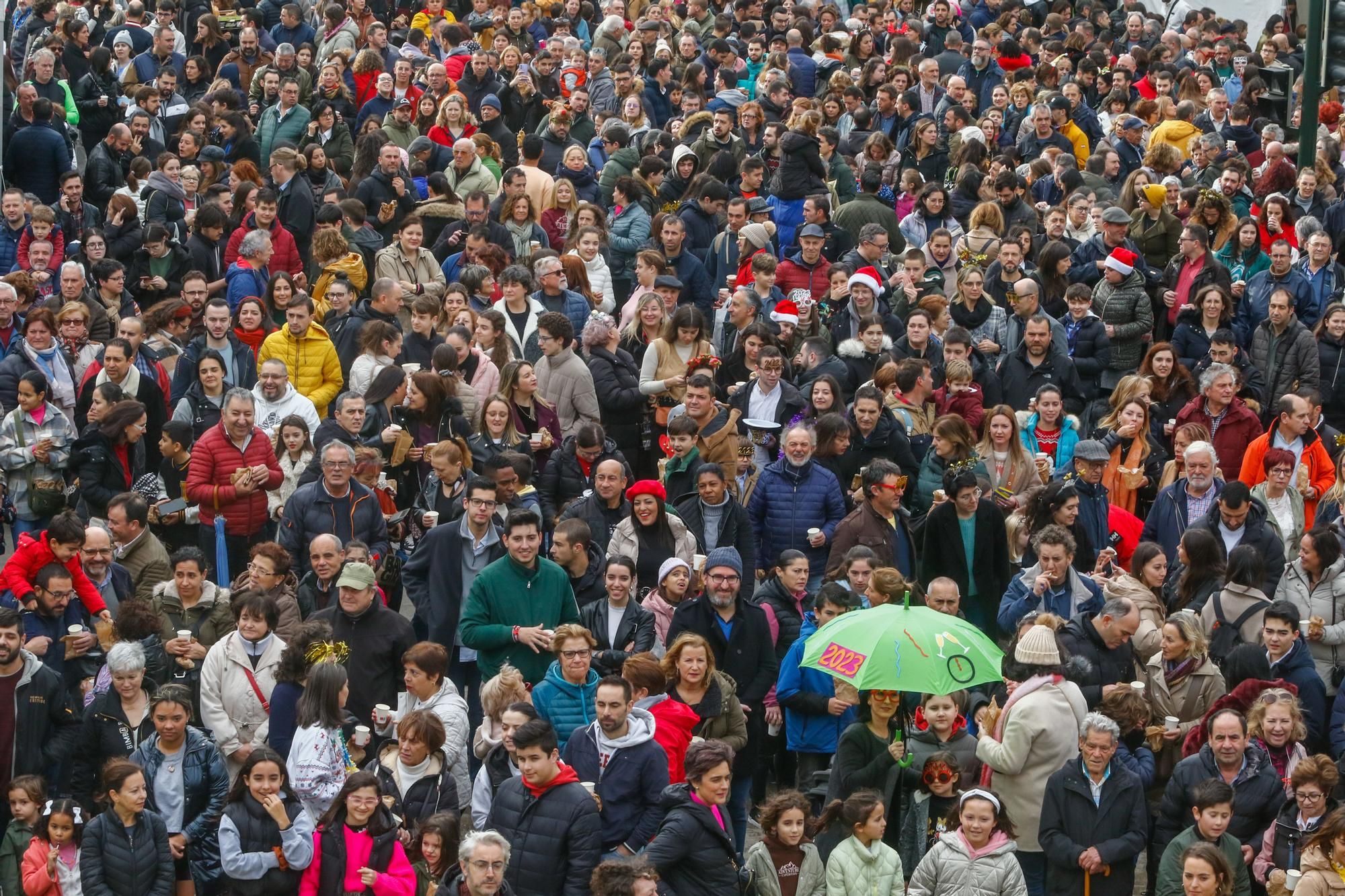 Decenas de personas se dieron cita en Vilagarcía para festejar el nuevo año por adelantado