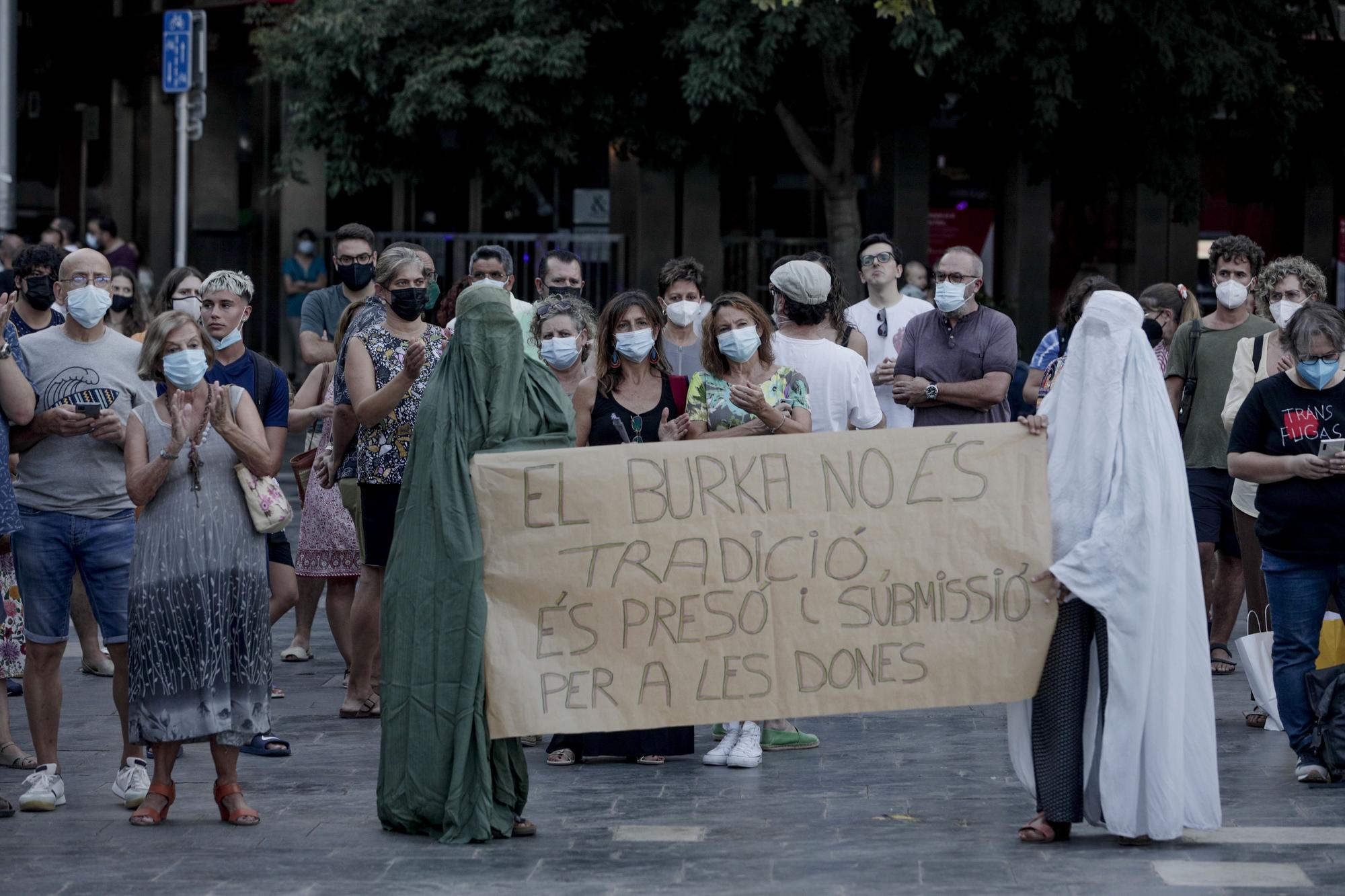 El movimiento feminista se manifiesta en pro de los derechos de la mujer afgana