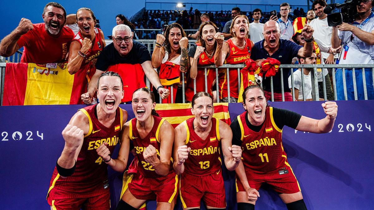 Jugadoras y familiares celebran la victoria española.