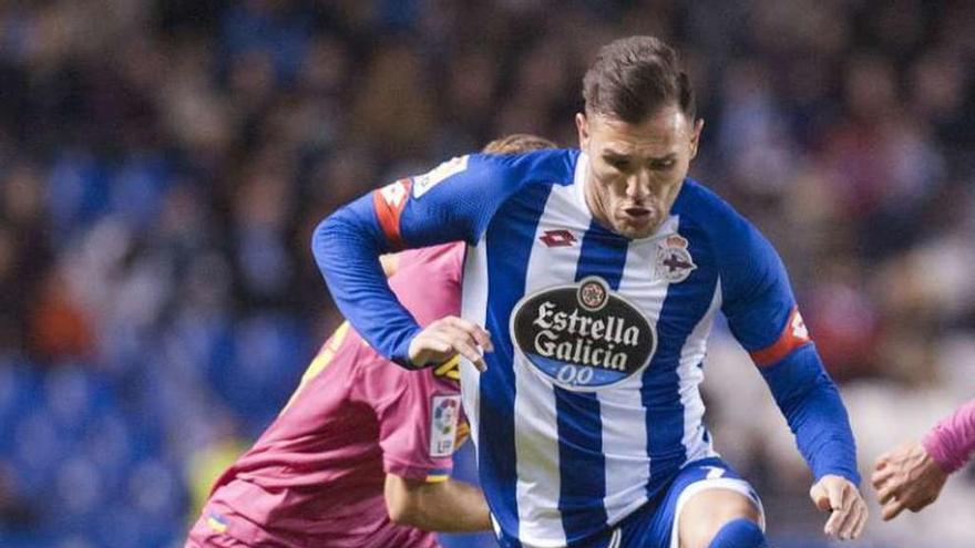 Lucas, con el balón en un momento del partido.