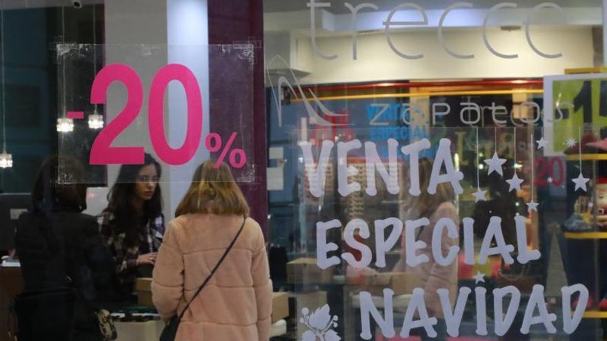 Varias personas en el interior de un comercio.