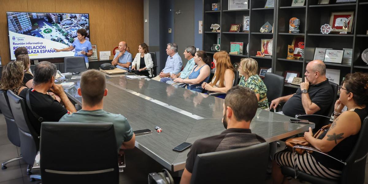 La alcaldesa de Onbda, Carmina Ballester, explica la actuación urbanística en la plaza España,