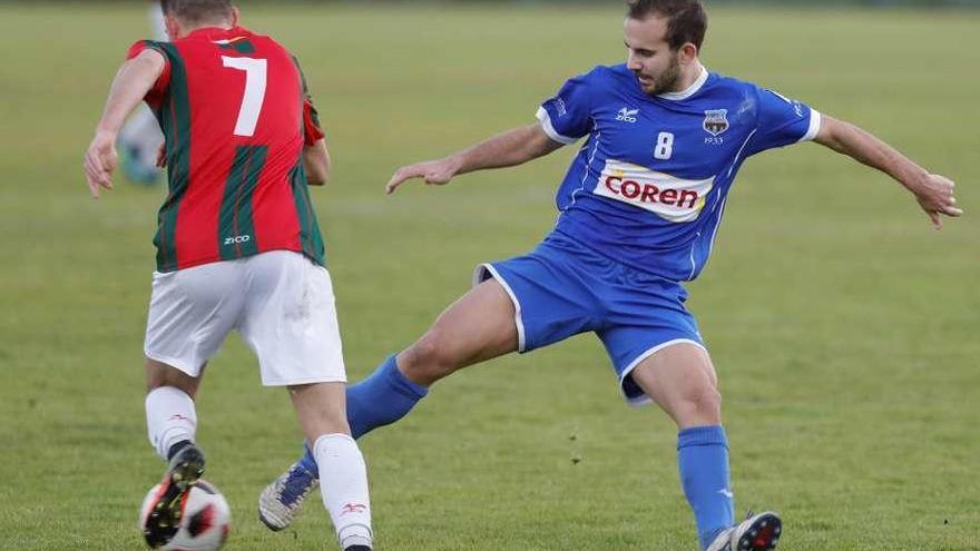 Un jugador del Porriño trata de arrebatarle el balón a un rival. // Ricardo FGrobas