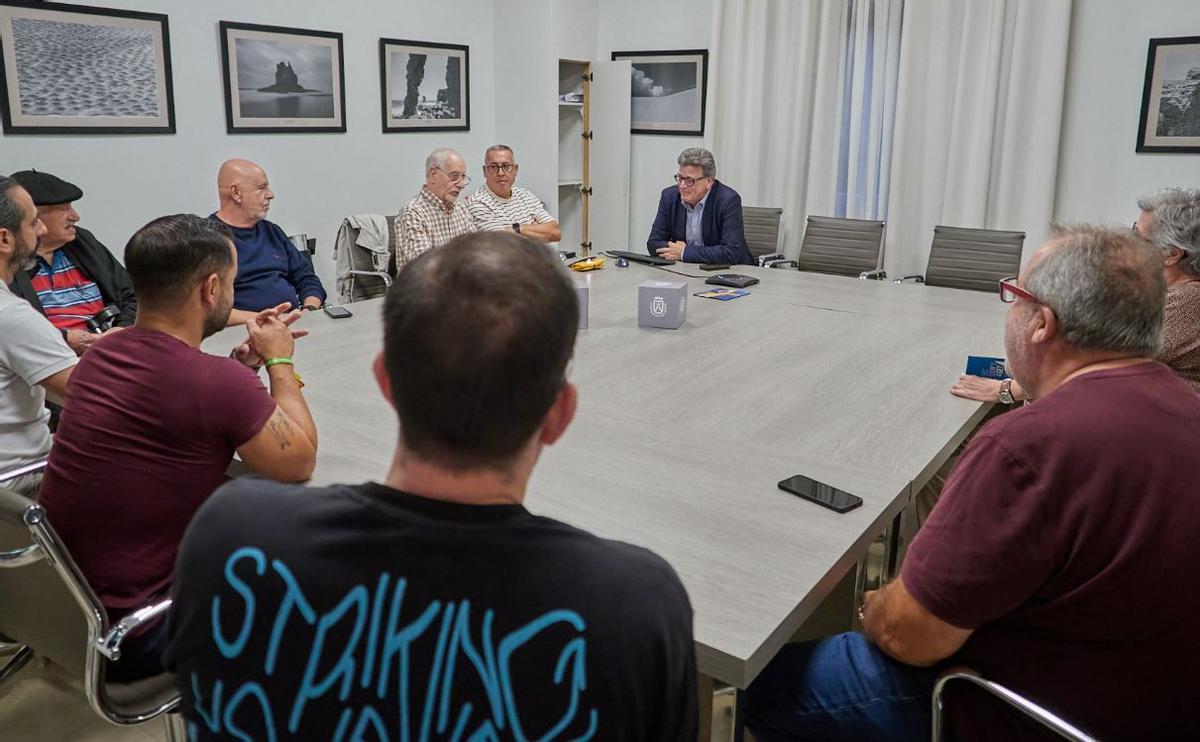 El consejero de Cultura, con los representantes de las rondallas integradas en la federación.