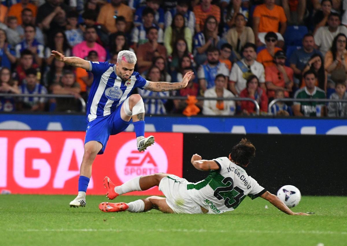 El regreso a Primera tras ocho años se salda con un empate ante un Elche con más peso. El golazo de Aubameyang y las paradas de Román no bastan y muestran la exigencia de la élite. El regreso a Primera tras ocho años se salda con un empate ante un Elche con más peso. El golazo de Aubameyang y las paradas de Román no bastan y muestran la exigencia de la élite.