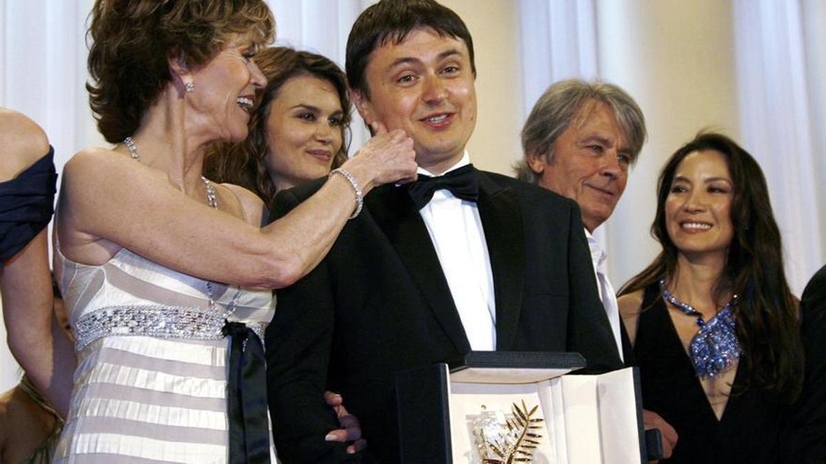 El director de cine Cristian Mungiu recogiendo la Palma de Oro en Cannes, junto a Jane Fonda.