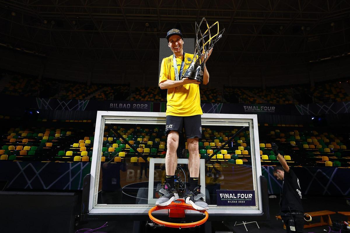 Huertas posa con el trofeo en la competición de 2022