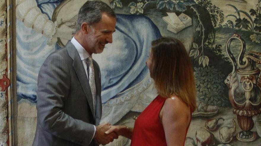 El Rey Felipe VI saluda a Francina Armengol.