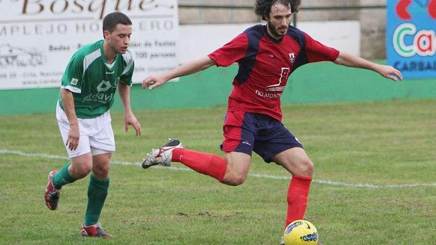 Xurxo, del Verín, controla un balón en O Espiñedo en el partido contra el Arenteiro. // Iñaki Osorio