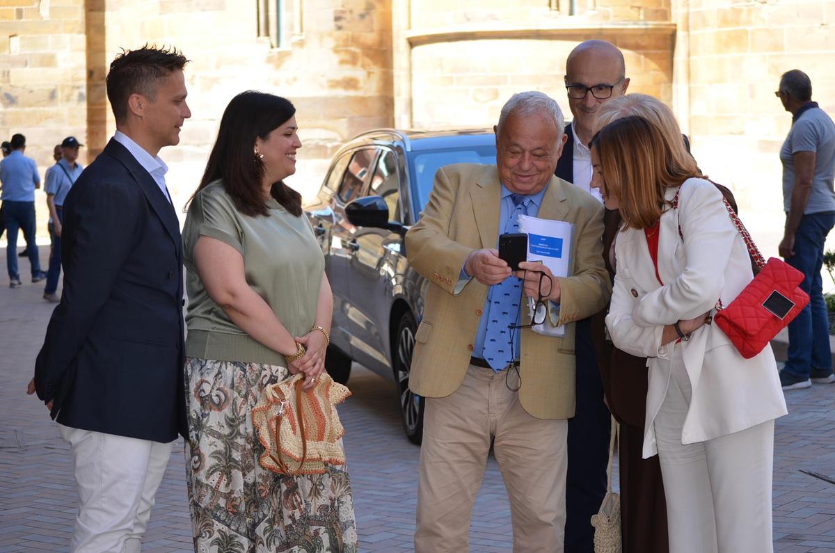 El consejero de Cultura, Turismo y Deportes a su llegada a Benavente.