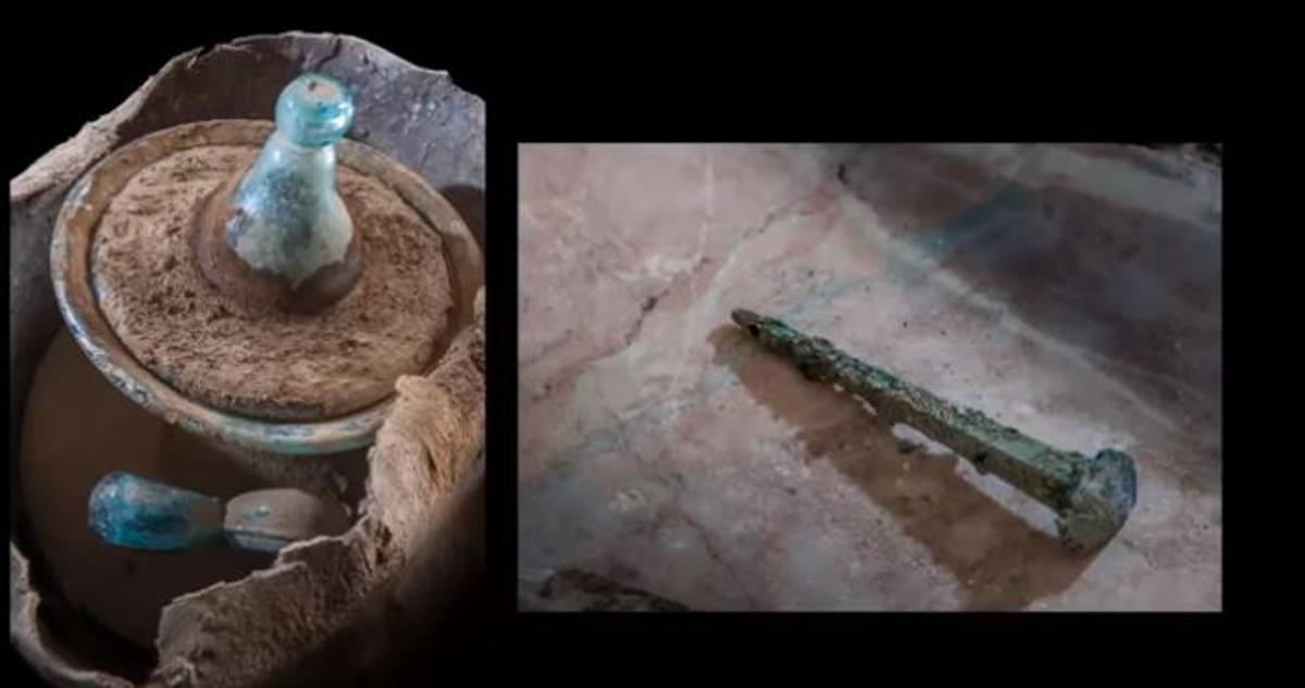 La urna de cristal en la caja de metal y detalle de un clavo de cobre