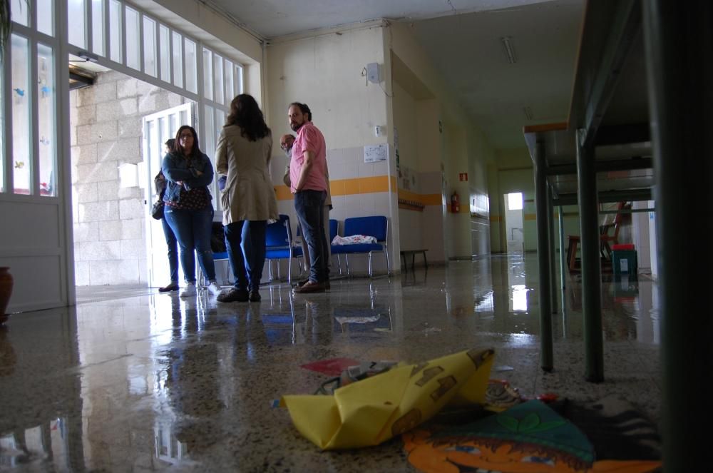 Educación suspende las clases en el colegio de Fornelos al anegarse el interior