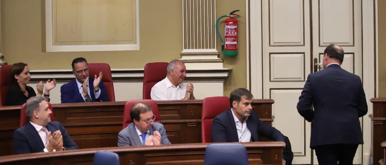 Ricardo Fernández de la Puente, diputado de Cs, en el Parlamento de Canarias, de espaldas.