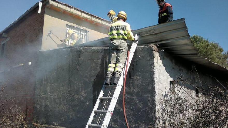 Bomberos de Benavente apagando las llamas del tejado de una vivienda deshabitada en Pobladura