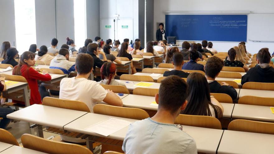 Alumnes d&#039;esquenes en una classe a la Facultat d&#039;Economia i Dret de la Universitat de Lleida.