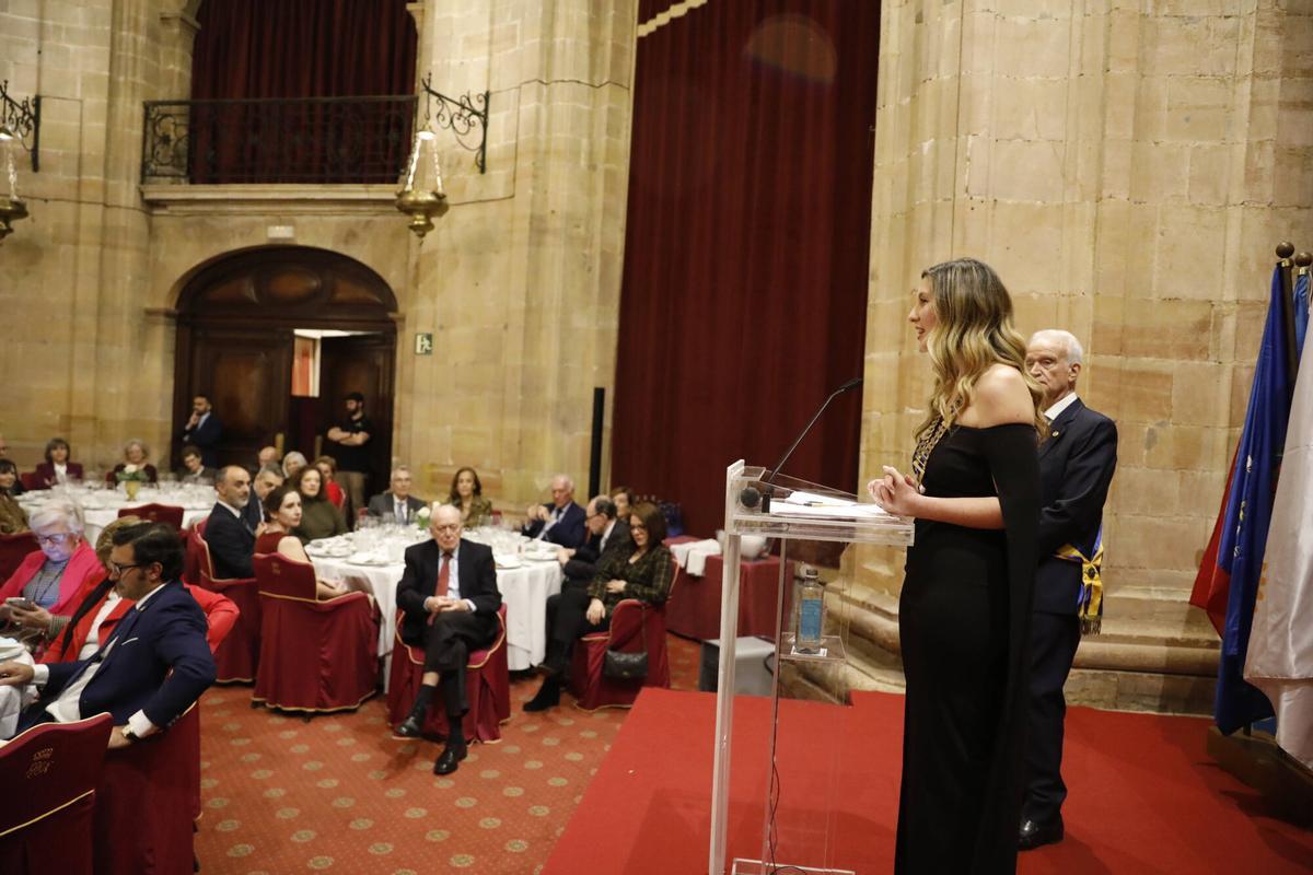 Montaña Sánchez-Arévalo recibe el premio "Mujer Trabajadora" del Rotary Club de Oviedo