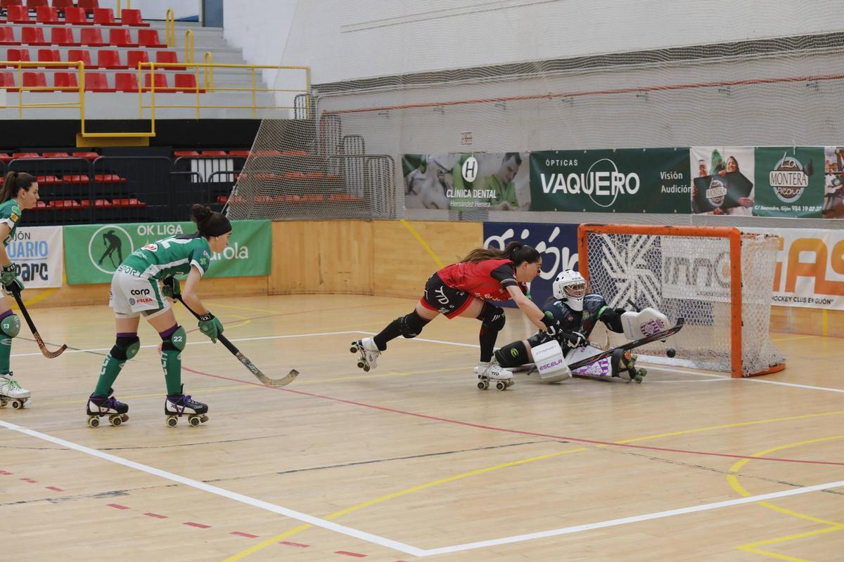 Nuria Almeida, a punto de marcar uno de sus goles contra el Cerdanyola en Mata Jove.