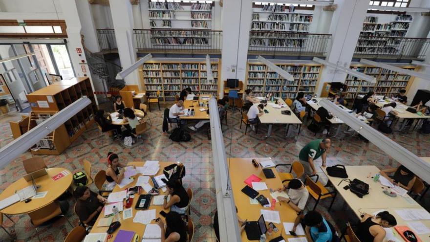 Jóvenes apurando ayer la última jornada de estudio en la biblioteca Ramon Llull.