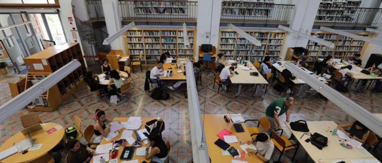 Jóvenes apurando ayer la última jornada de estudio en la biblioteca Ramon Llull.