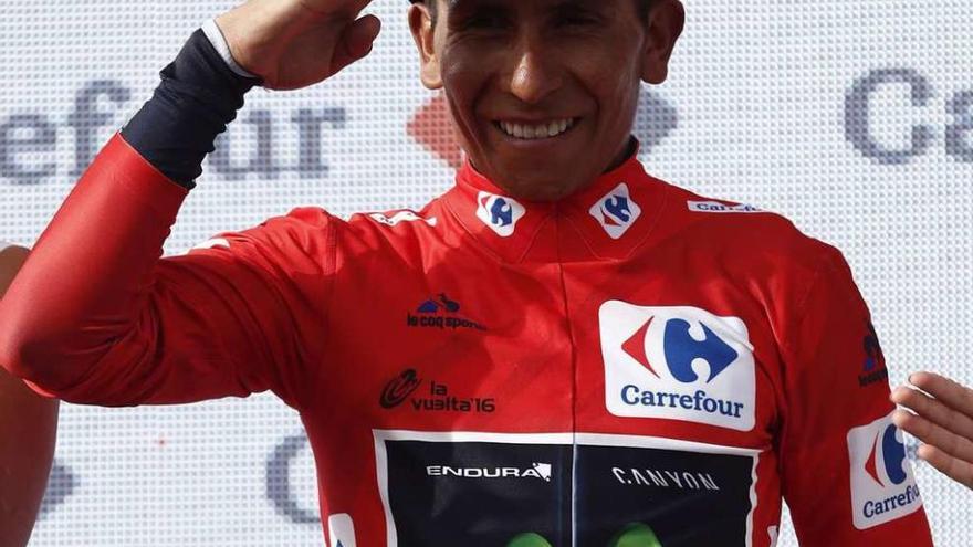 Nairo Quintana celebra su victoria virtual en la Vuelta a España 2016.