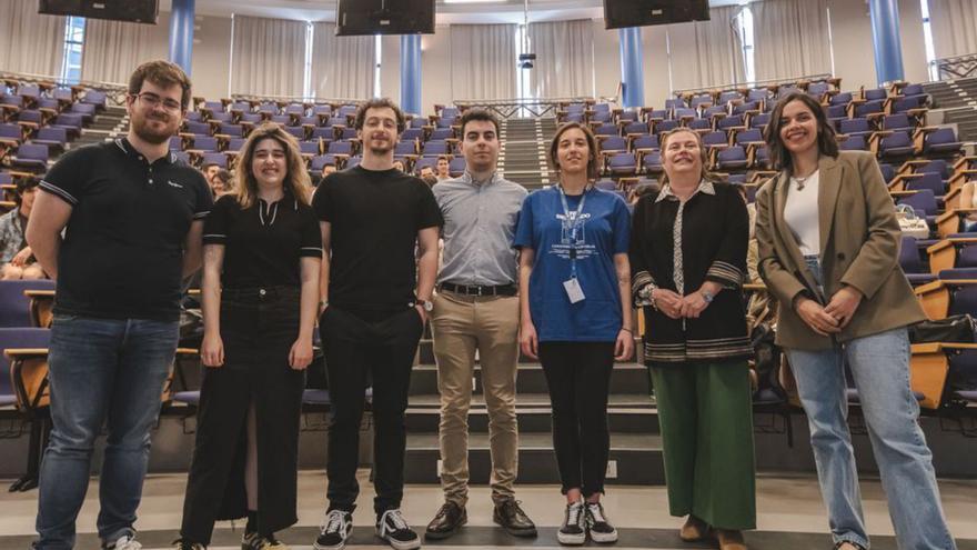 Egresados de Aeroespacial, con la directora del centro.  | // ALAN PÉREZ