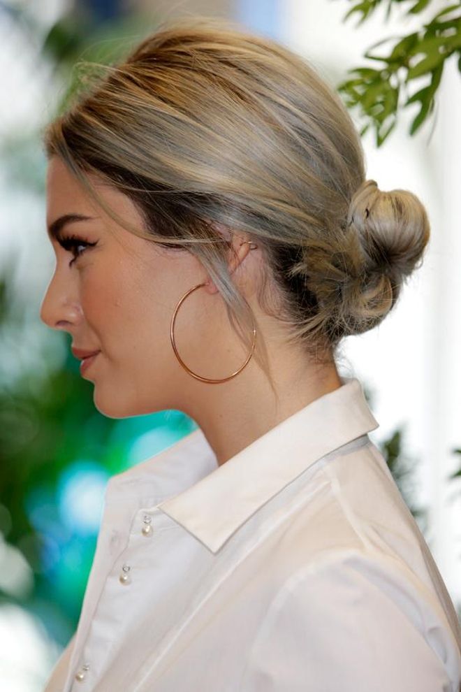 Detalle del moño bajo de Blanca Suárez
