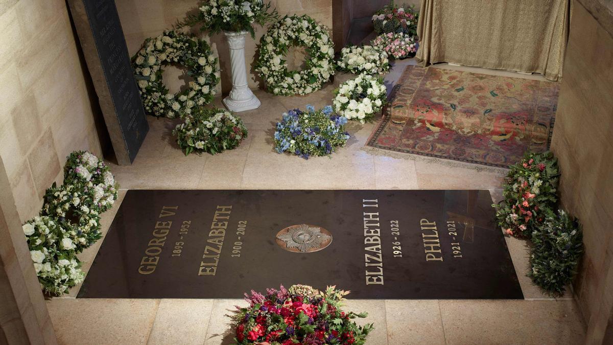 A Buckingham Palace handout image released on September 24, 2022, shows of the ledger stone at the King George VI Memorial Chapel, St George's Chapel, Windsor Castle. - An inscribed stone slab marking the death of Queen Elizabeth II has been laid in the Windsor Castle chapel where her coffin was interred, Buckingham Palace said Saturday.