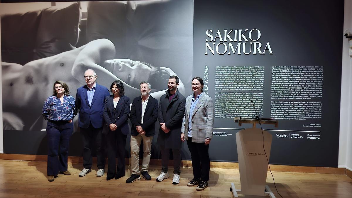Los asistentes a la inauguración, en la sala 2 del Antiguo Instituto.