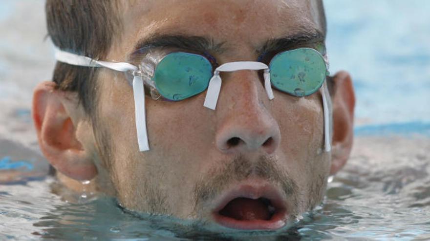 Phelps vuelve al agua tras dejar de lado el alcohol